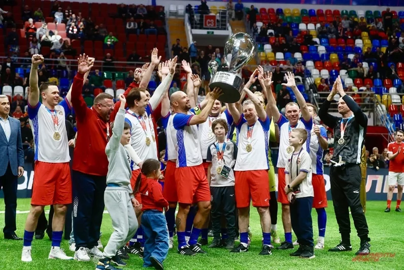 В матчах за звание лучших из лучших встретились заездные ветераны отечественного и международного футбола.Первое место заняла сборная ЦСКА, обыграв ветеранов «Спартака».