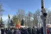 Мужчины, которые пытались забраться на столб, снимали с себя всё лишнее.