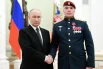 Президент РФ Владимир Путин и командир 2 батальона оперативного назначения 900 полка оперативного назначения 116 отдельной бригады особого назначения Южного округа войск национальной гвардии Российской Федерации подполковник Николай Нетесов, награжденный орденом Мужества.
