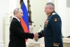 Президент РФ Владимир Путин и заместитель командующего войсками Центрального военного округа генерал-лейтенант Арутюн Дарбинян, удостоенный звания Героя Российской Федерации.