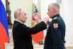Президент РФ Владимир Путин и командир 901 полка оперативного назначения 116 отдельной бригады особого назначения Южного округа войск национальной гвардии Российской Федерации полковник Александр Рукосуев, награжденный орденом Мужества.