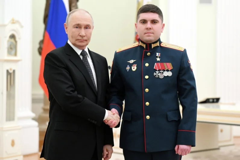 Президент РФ Владимир Путин и командир штурмового отряда 57 отдельной мотострелковой бригады 5 общевойсковой армии Восточного военного округа полковник Инал Гериев, удостоенный звания Героя Российской Федерации.