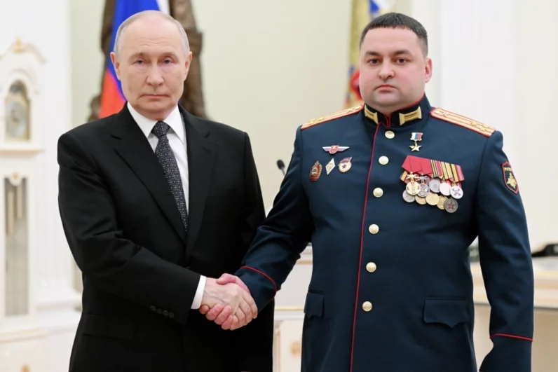 Президент РФ Владимир Путин и командир 60 отдельной мотострелковой бригады 5 общевойсковой армии Восточного военного округа полковник Александр Фабричнов, удостоенный звания Героя Российской Федерации.