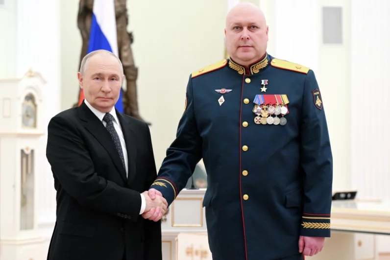 Президент РФ Владимир Путин и командир 68 армейского корпуса Восточного военного округа генерал-майор Евгений Ковылин, удостоенный звания Героя Российской Федерации.