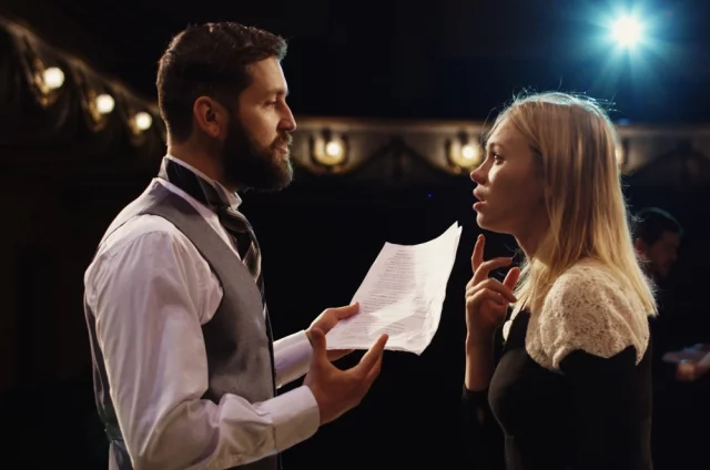 Чтобы стать успешным в профессиональной и личной жизни, мало много знать. Надо ещё развить в себе так ценящиеся сегодня «софт скиллз» (мягкие навыки), помогающие понимать себя и окружающих, строить конструктивную коммуникацию. А за всё это отвечает интеллект, но не обычный (IQ), а эмоциональный. Как же его развить?