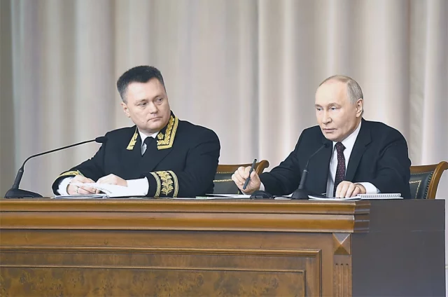 Своим присутствием на совещании в Верховном суде президент указал на важность судебной системы для государства.