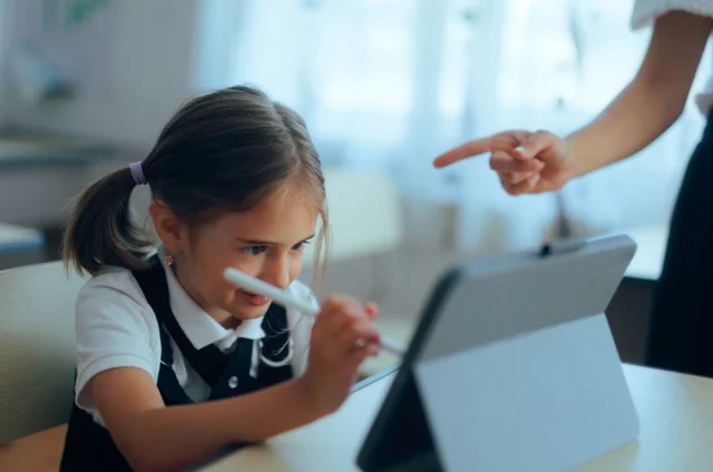 Если вы постоянно заставляете детей учиться и приносить только хорошие оценки, а за двойки беспощадно ругаете, это может аукнуться в будущем. 