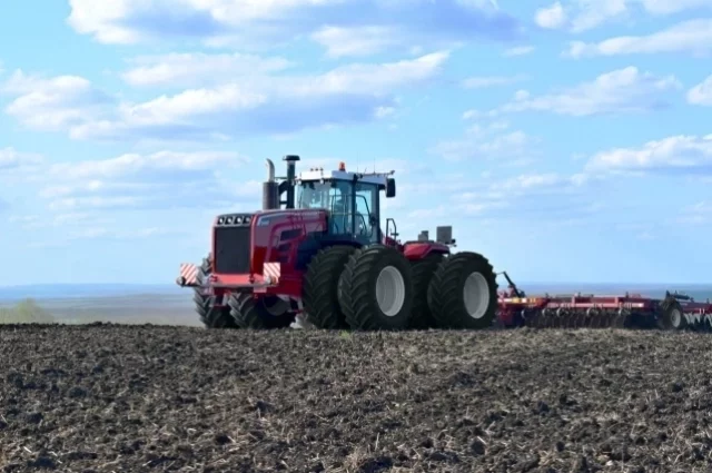 Агромашины серии Ростсельмаш 2000 – это мощные, надёжные сельскохозяйственные тягачи, которые ценятся за способность работать круглыми сутками на любых операциях.