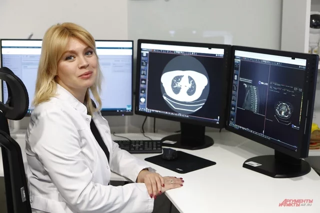Рентгенолог Ольга Капралова сначала сама выносит вердикт, изучив снимки, а после сверяет результат с ИИ.