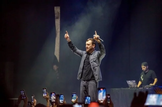 Широкую известность Султану Лагучеву принесла песня «Горький вкус»