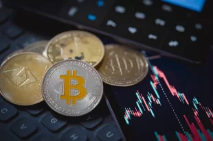 На рынке криптовалют на фоне запредельной волатильности хитроумные аналитики путаются в своих объяснениях.