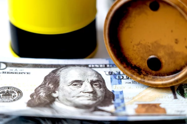 Национальную валюту поддерживают цены на нефть выше 70 долларов за баррель.