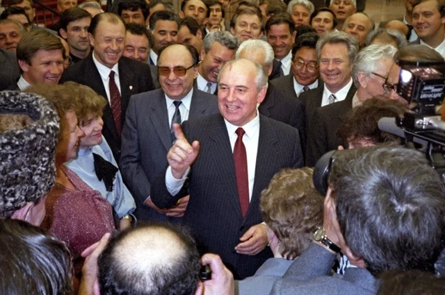 Горбачёв и Яковлев (слева за спиной генсека) не ожидали, что говорить правду вскоре начнут и про них.