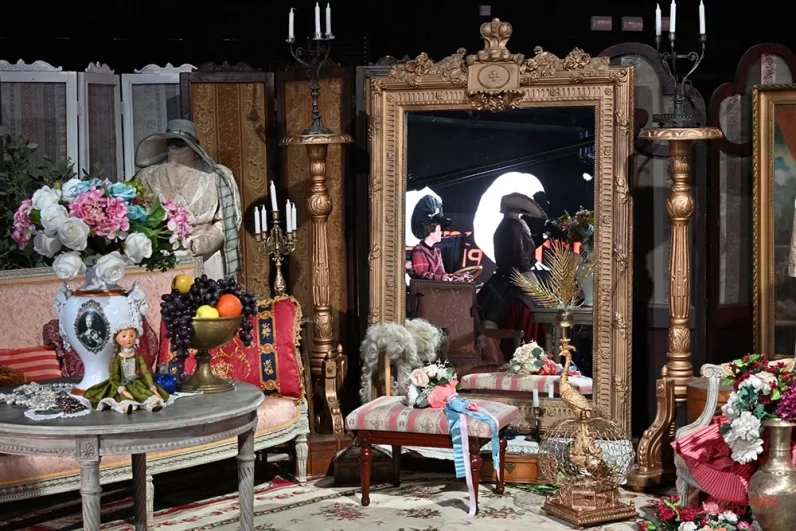 На церемонии гостям показали декорации новых фильмов, снятых на киностудии, которые скоро выйдут в прокат.