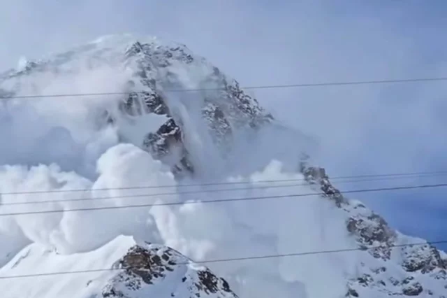 Туристов заранее предупредили о спуске лавины.