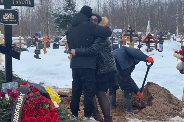 Родители Паши у его могилы.