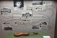 «Во время работы на заводе в Надеждино увлекся скрипкой, — писал Урманче. — Эту «гусиную шею». всегда брал с собой и во время тоски любил  играть народные мелодии».