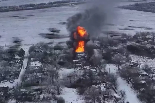 По Орехову летят фугасные бомбы и отрабатывает дальнобойная артиллерия.