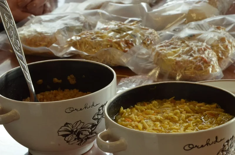 Перед отправкой волонтёры заваривают случайные порции и оценивают результат своей работы.