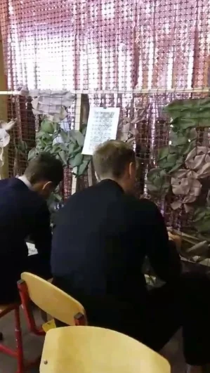 Помимо готовки, школьники участвуют в плетении сетей.