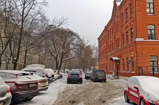 Иногда приходится лавировать в лабиринте машин.