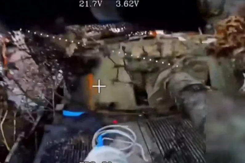 Координаты цели были переданы расчетам ударных беспилотников. В результате нескольких попаданий произошло возгорание техники и самоходка противника была уничтожена. 