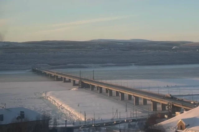 Замёрзшая зона дошла до середины Кольского моста.