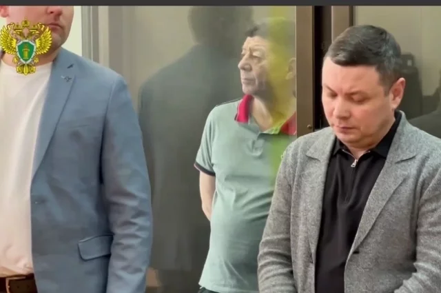 Главный обвиняемый Ильдус Шайбаков (в центре) получил 18 лет и 6 месяцев колонии строгого режима.