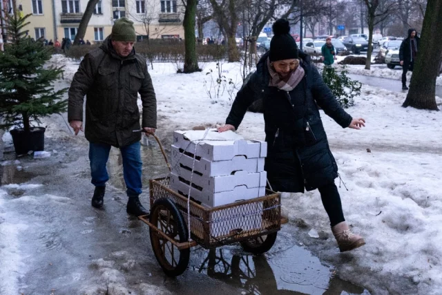 Скупаются спальные мешки, термосы, продовольствие и фляги.  