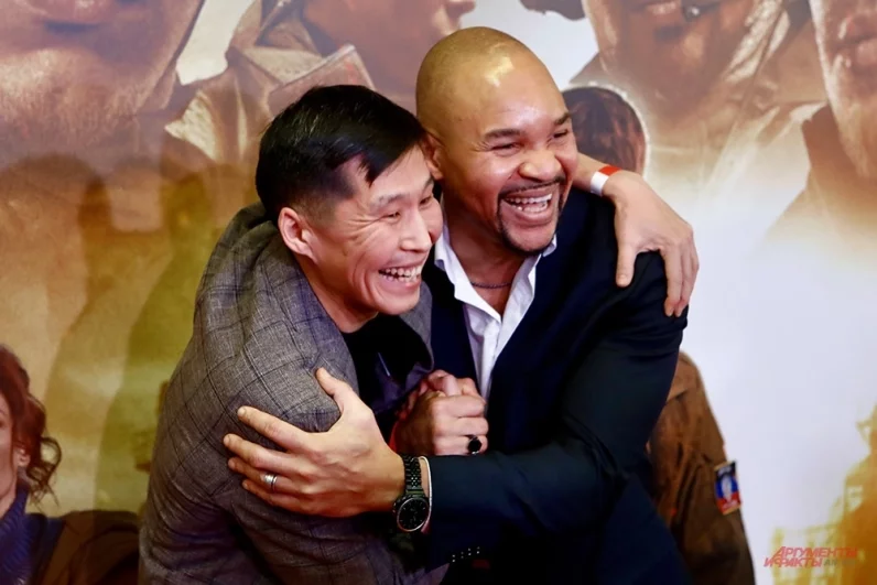 Актеры Гаврил Менкяров и Мудиага Огхенекевве Увво на премьере фильма.