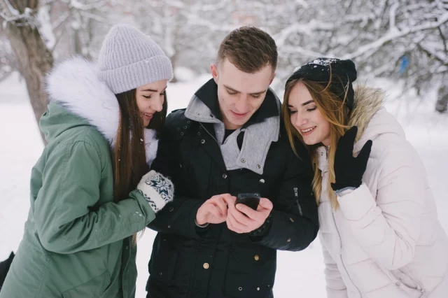 Если вы не знаете слова «спойлер», «хейтер», «чилить» и другие, то понять молодёжь вам будет сложно...