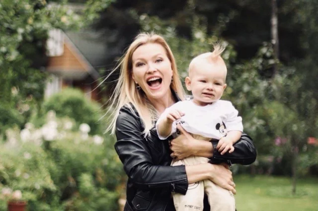 Сын Игорь всегда рядом — и на кастингах, и на дачном участке.