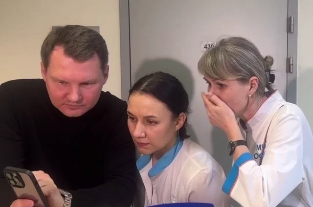 Девушки-героини смотрят видеозапись, на которой зафиксировано, как они спасают малыша.