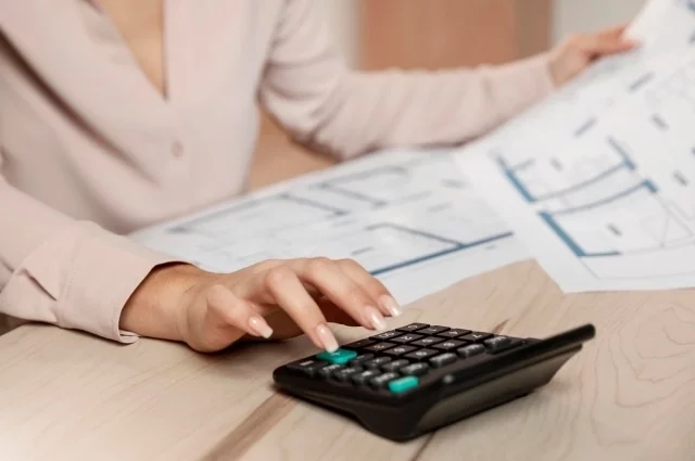 Только перед управляющими компаниями за тепло горожане задолжали почти миллиард.