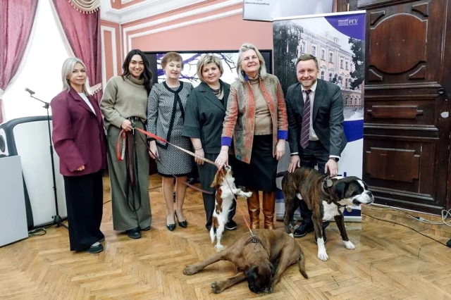 Экс-министр иностранных дел Австрии Карин Кнайсль (на фото вторая справа) после лекции в Рязанском госуниверситете с преподавателями вуза и любимыми питомцами.