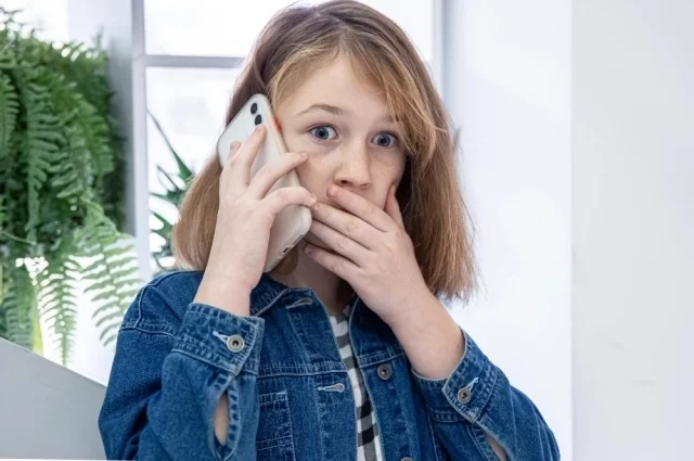 Информационная война-это противоборство сторон посредством распространения специально подготовленной информации и противодействия аналогичному внешнему воздействию на себя.