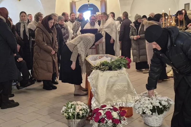 Красавицу-актрису провожают прекрасными цветами.