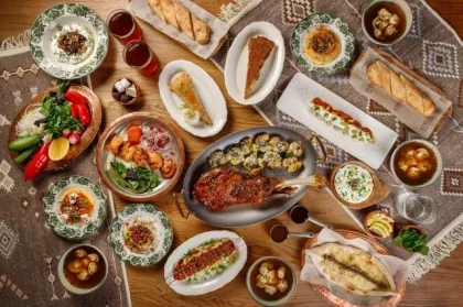 Завтрак обычно проходит достаточно быстро, а на ифтар собирается вся семья, зовут гостей, друзей — это более основательный и долгий прием пищи.