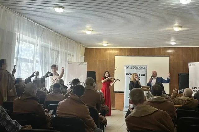 Для бойцов исполнили популярные песни нашего времени.