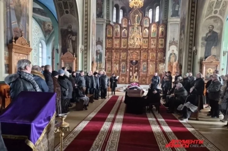 Более двухсот человек пришли на церемонию прощания: члены семьи, близкие друзья, коллеги, представители культурного сообщества и поклонники творчества. 