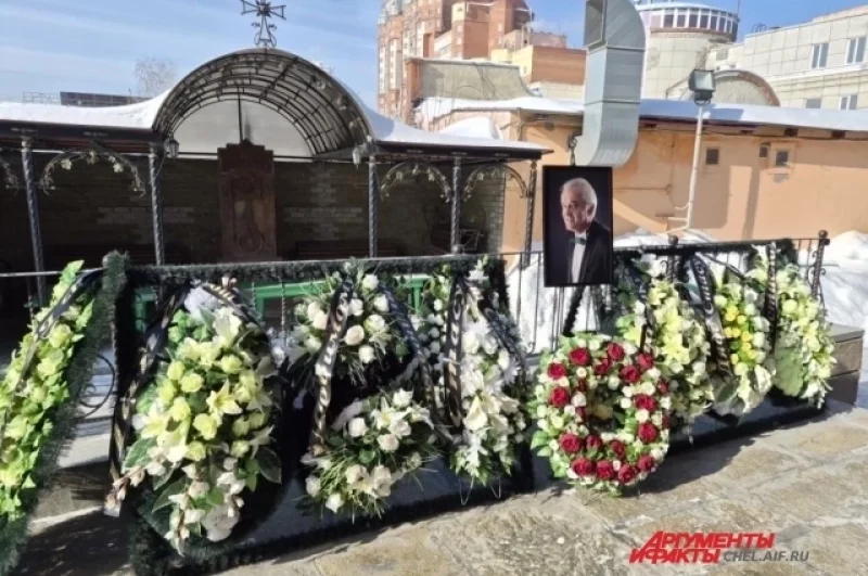 Вход в Храм Святой Троицы украшен траурными венками. Люди приходили с самого утра, чтобы проститься с музыкантом. 