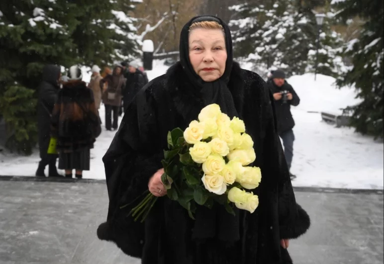 Первый заместитель председателя комитета Государственной Думы РФ по культуре Елена Драпеко перед церемонией прощания.