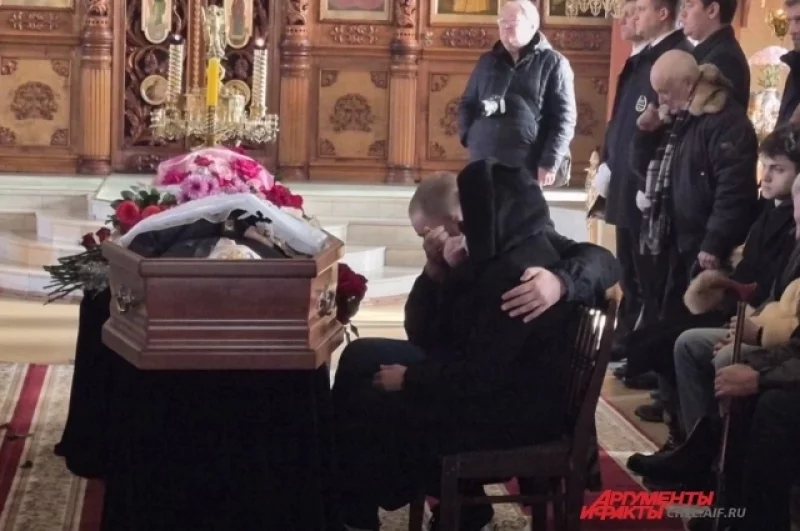 Родные музыканта не скрывали слёз, тяжело переживая потерю. 