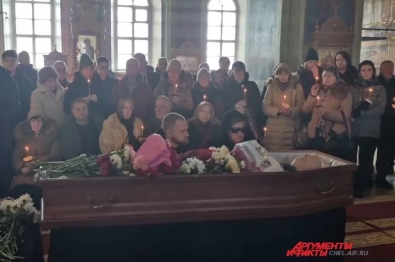 Гроб с телом Ростислава Геппа установили в центре храма на красной ковровой дорожке.