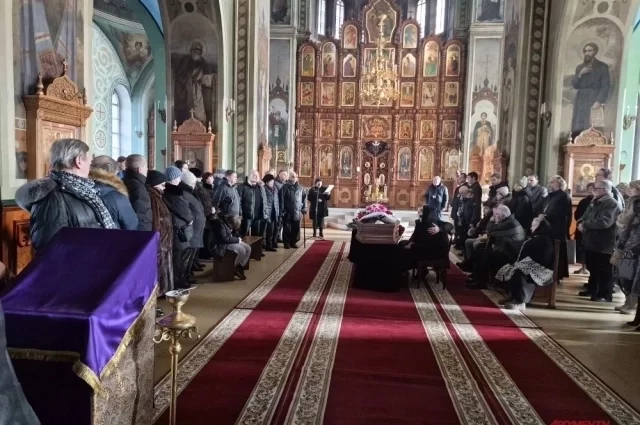 Гроб с телом музыканта разместили в центре храма на красных ковровых дорожках