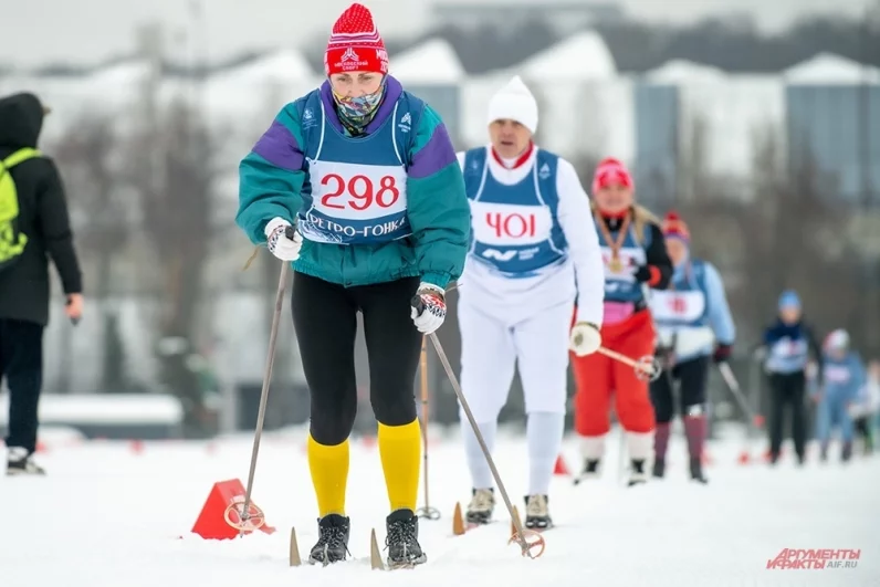 Открыли праздник костюмированной гонкой на лыжах. 