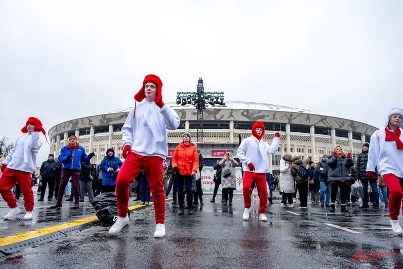 Чтобы согреться в последний зимний день для гостей проводили ритмичные тренировки.