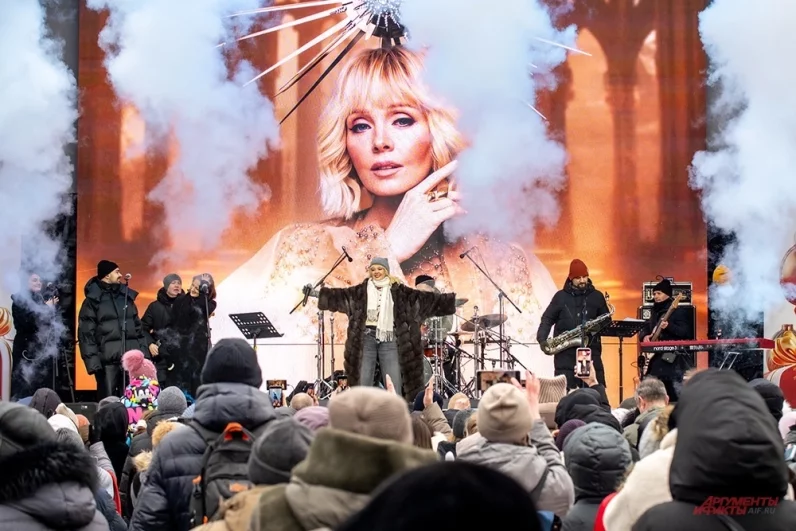 Сопровождался праздник живой музыкой: на сцене выступала Алёна Апина, Валерия и Дмитрий Маликов.