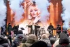 Сопровождался праздник живой музыкой: на сцене выступала Алёна Апина, Валерия и Дмитрий Маликов.