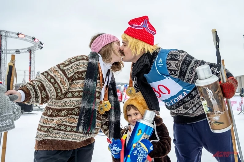 Праздник проходил в ретро стиле - дресс-код одежда эпохи 80-х.